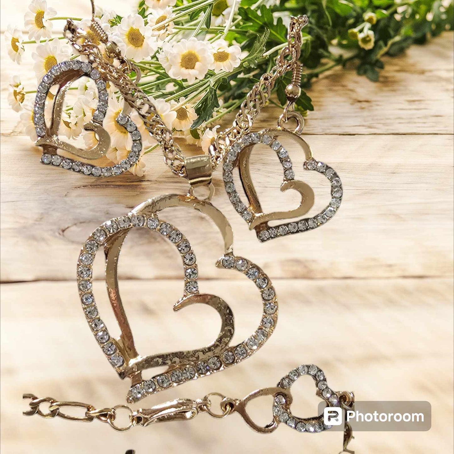 ensemble chaine , pendentif plus boucle d'oreille et bracelet