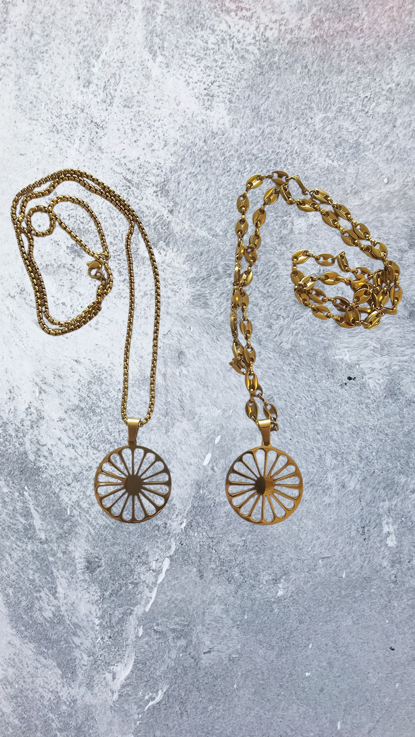 Chaine et Pendentif roue de roulotte voyageur