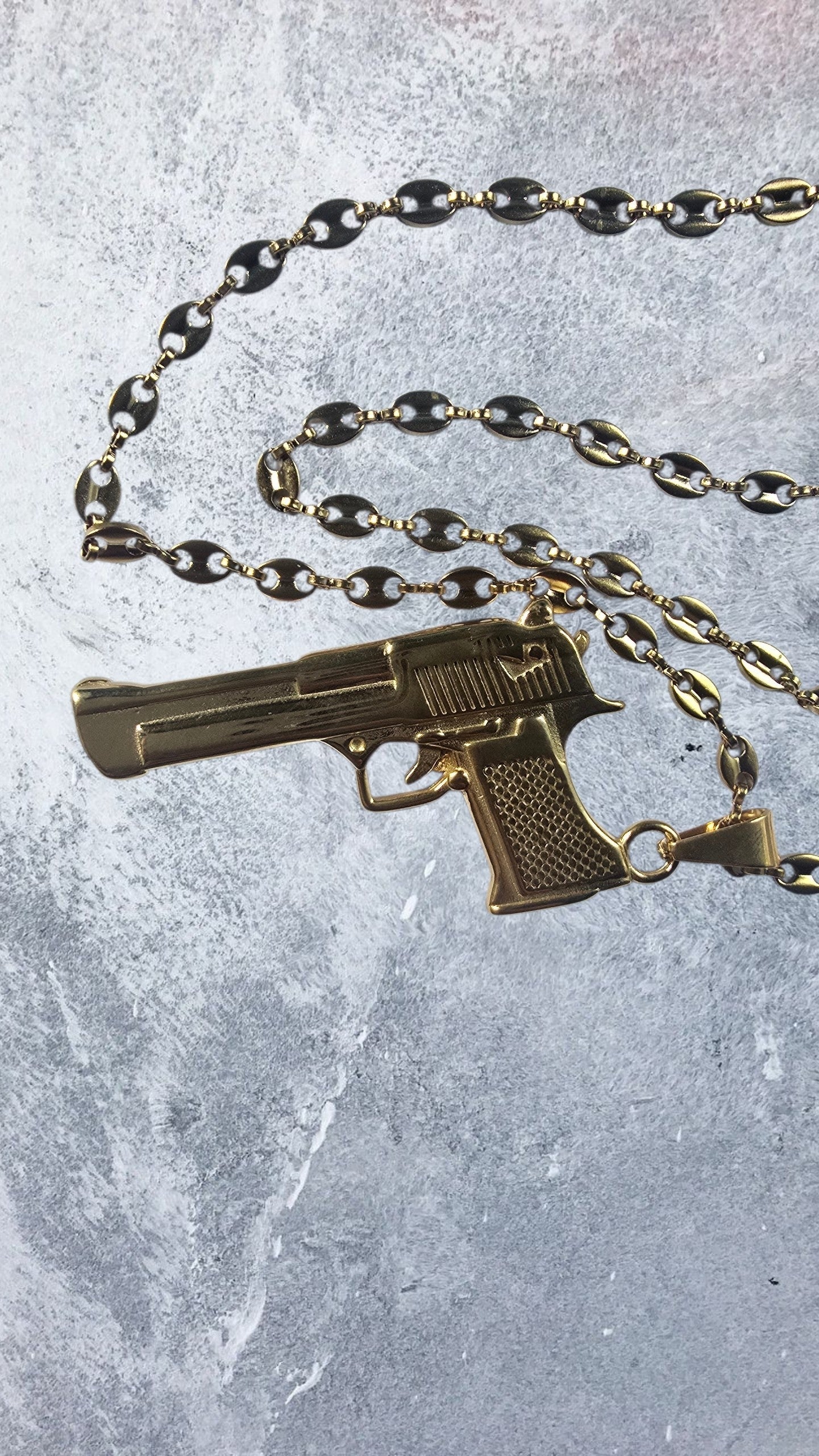 Pendentif gun