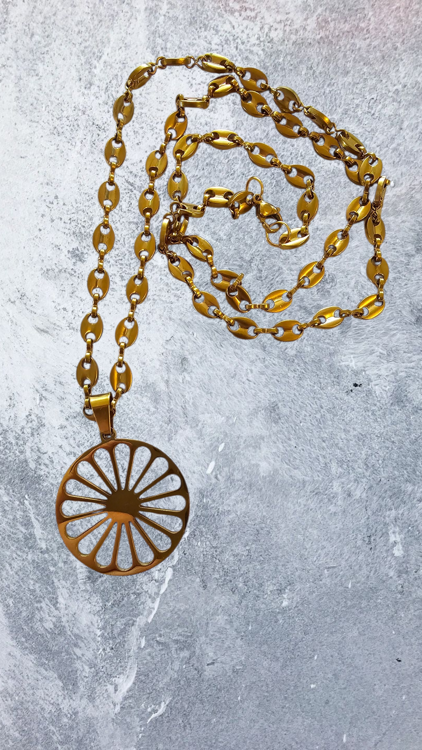 Chaine et pendentif roue roulotte voyageur