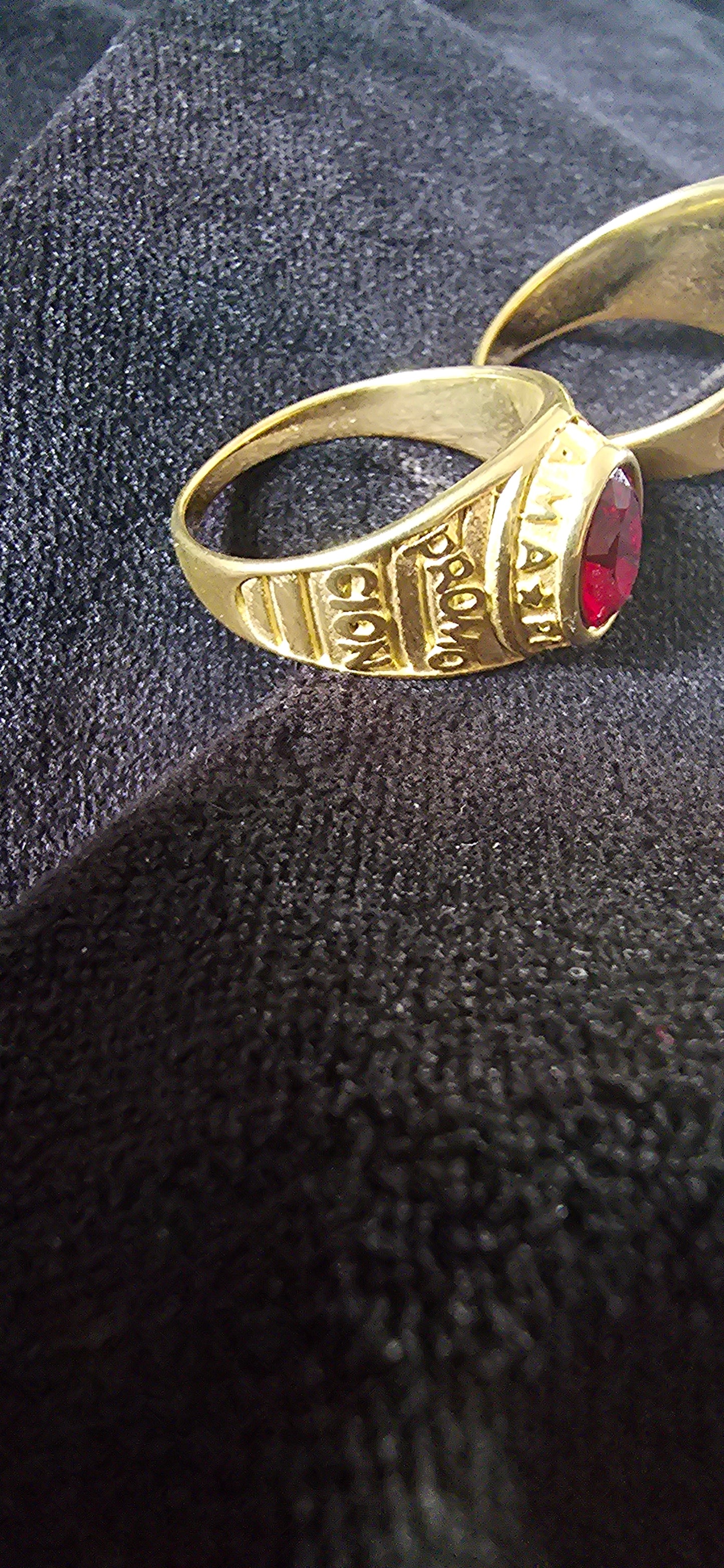 bague universitaire pierre rouge