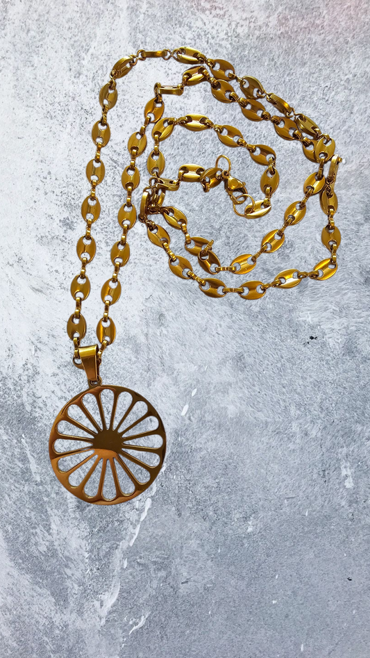 Chaine et Pendentif roue de roulotte  voyageur