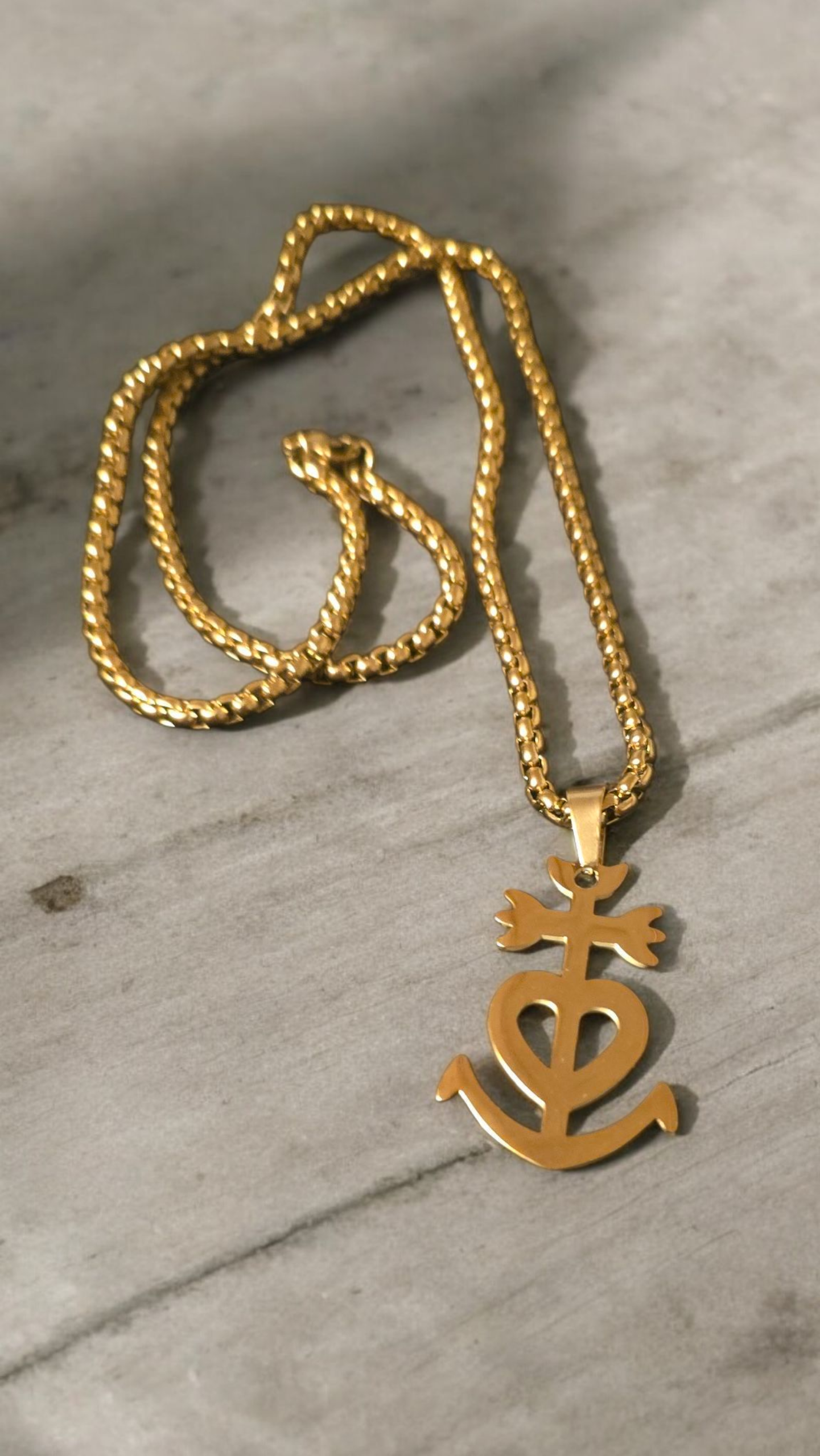 collier et pendentif  croix carmague