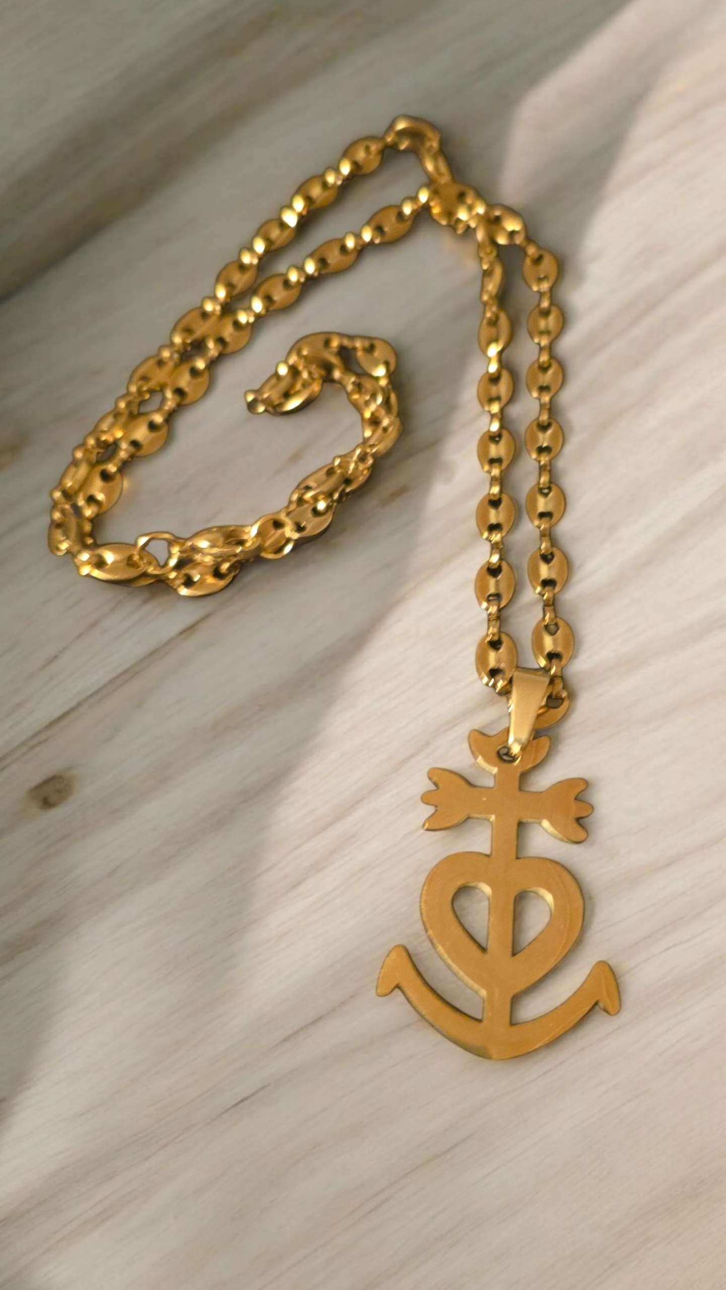 collier et pendentif  croix carmague